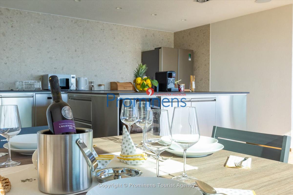 Luxus Penthouse Sara mit Meerblick, Dachterrasse mit Whirlpool, Sonnenliegen, Essbereich und Küche,  Parkplatz , E Ladestation inklusive. 