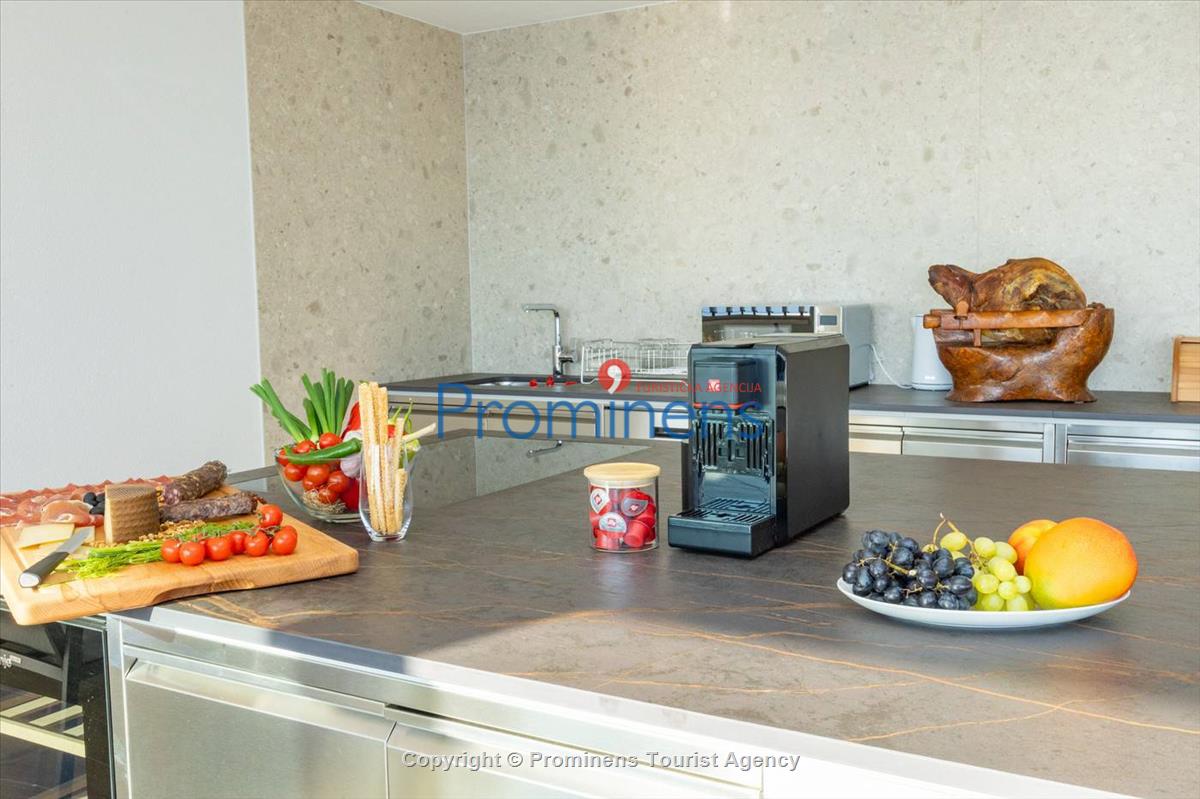 Luxus Penthouse Sara mit Meerblick, Dachterrasse mit Whirlpool, Sonnenliegen, Essbereich und Küche,  Parkplatz , E Ladestation inklusive. 