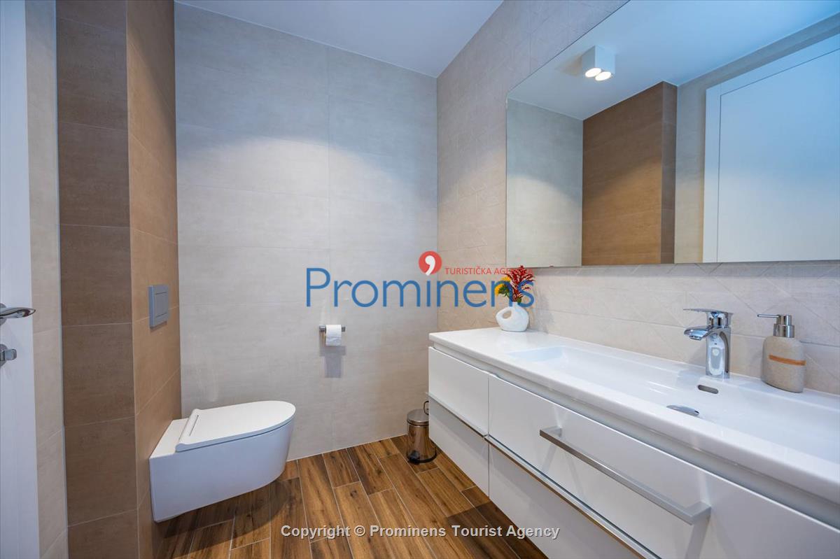 Luxus Penthouse Sara mit Meerblick, Dachterrasse mit Whirlpool, Sonnenliegen, Essbereich und Küche,  Parkplatz , E Ladestation inklusive. 