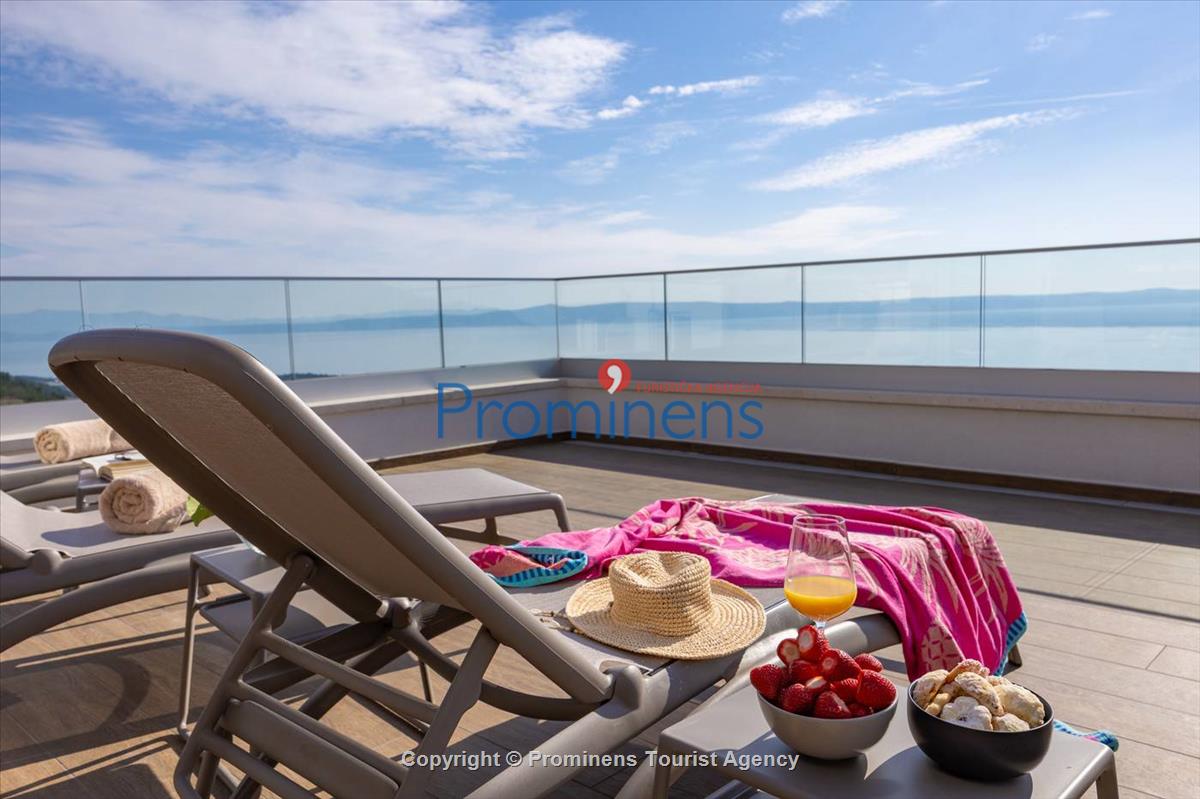 Luxus Penthouse Sara mit Meerblick, Dachterrasse mit Whirlpool, Sonnenliegen, Essbereich und Küche,  Parkplatz , E Ladestation inklusive. 