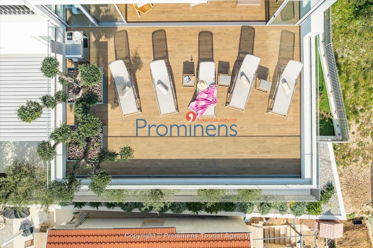 Luxus Penthouse Sara mit Meerblick, Dachterrasse mit Whirlpool, Sonnenliegen, Essbereich und Küche,  Parkplatz , E Ladestation inklusive. 