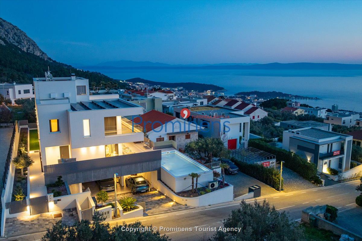Luxus Penthouse Sara mit Meerblick, Dachterrasse mit Whirlpool, Sonnenliegen, Essbereich und Küche,  Parkplatz , E Ladestation inklusive. 