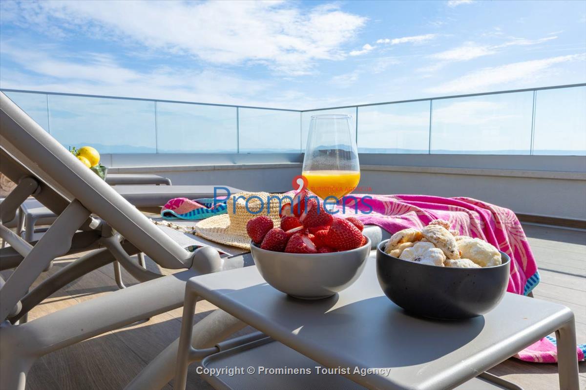 Luxus Penthouse Sara mit Meerblick, Dachterrasse mit Whirlpool, Sonnenliegen, Essbereich und Küche,  Parkplatz , E Ladestation inklusive. 