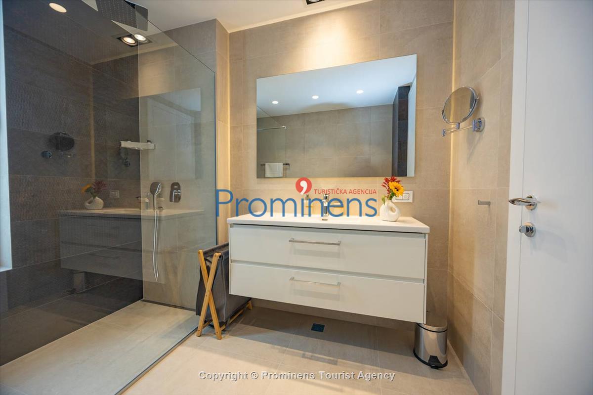 Luxus Penthouse Sara mit Meerblick, Dachterrasse mit Whirlpool, Sonnenliegen, Essbereich und Küche,  Parkplatz , E Ladestation inklusive. 