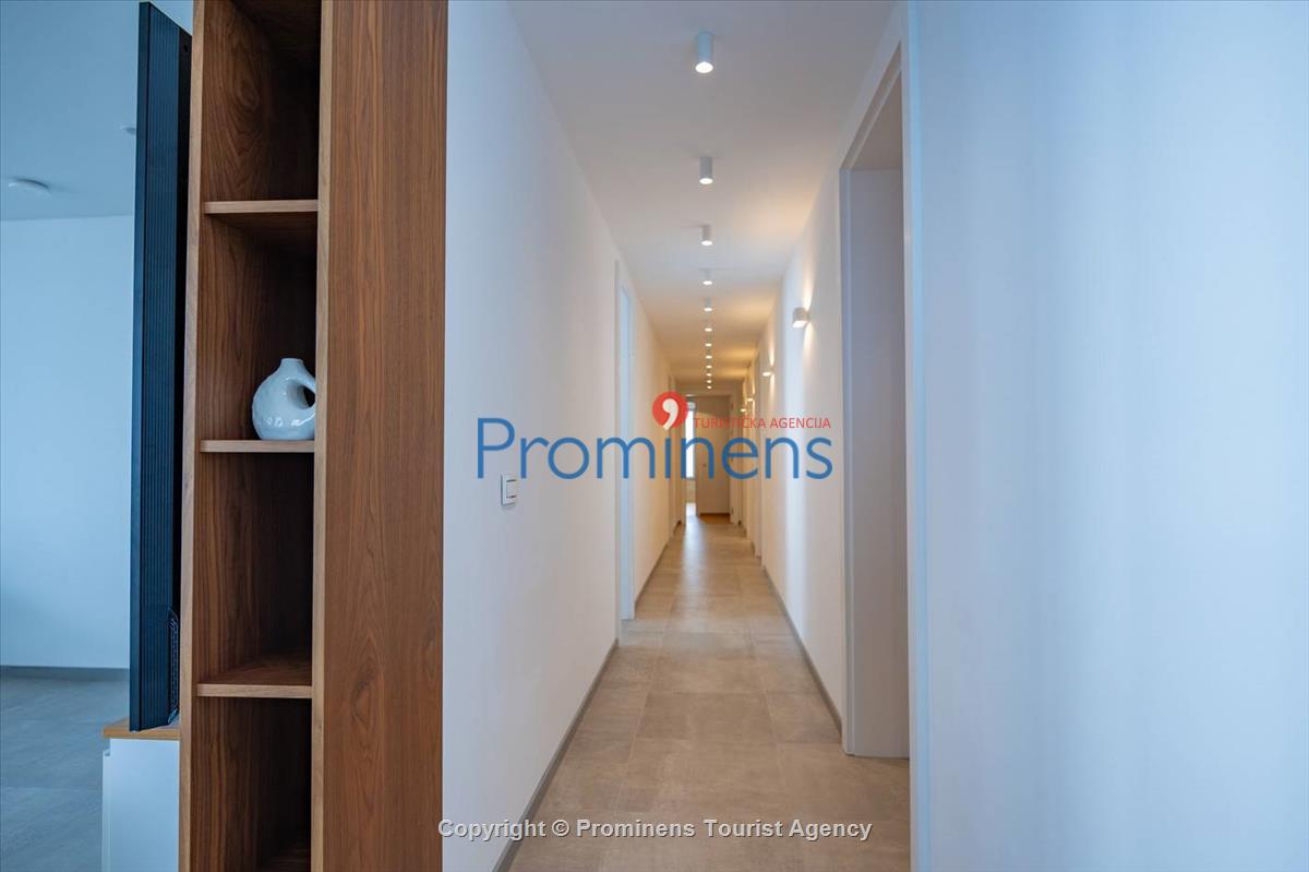 Luxus Penthouse Sara mit Meerblick, Dachterrasse mit Whirlpool, Sonnenliegen, Essbereich und Küche,  Parkplatz , E Ladestation inklusive. 