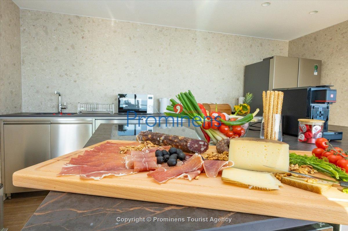 Luxus Penthouse Sara mit Meerblick, Dachterrasse mit Whirlpool, Sonnenliegen, Essbereich und Küche,  Parkplatz , E Ladestation inklusive. 