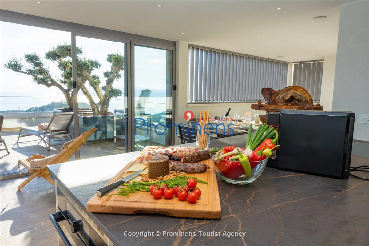 Luxus Penthouse Sara mit Meerblick, Dachterrasse mit Whirlpool, Sonnenliegen, Essbereich und Küche,  Parkplatz , E Ladestation inklusive. 