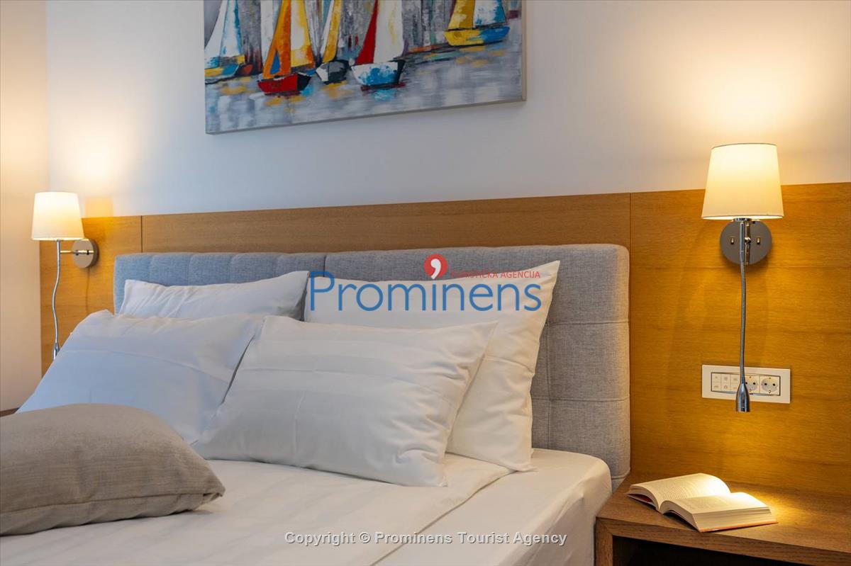 Luxus Penthouse Sara mit Meerblick, Dachterrasse mit Whirlpool, Sonnenliegen, Essbereich und Küche,  Parkplatz , E Ladestation inklusive. 