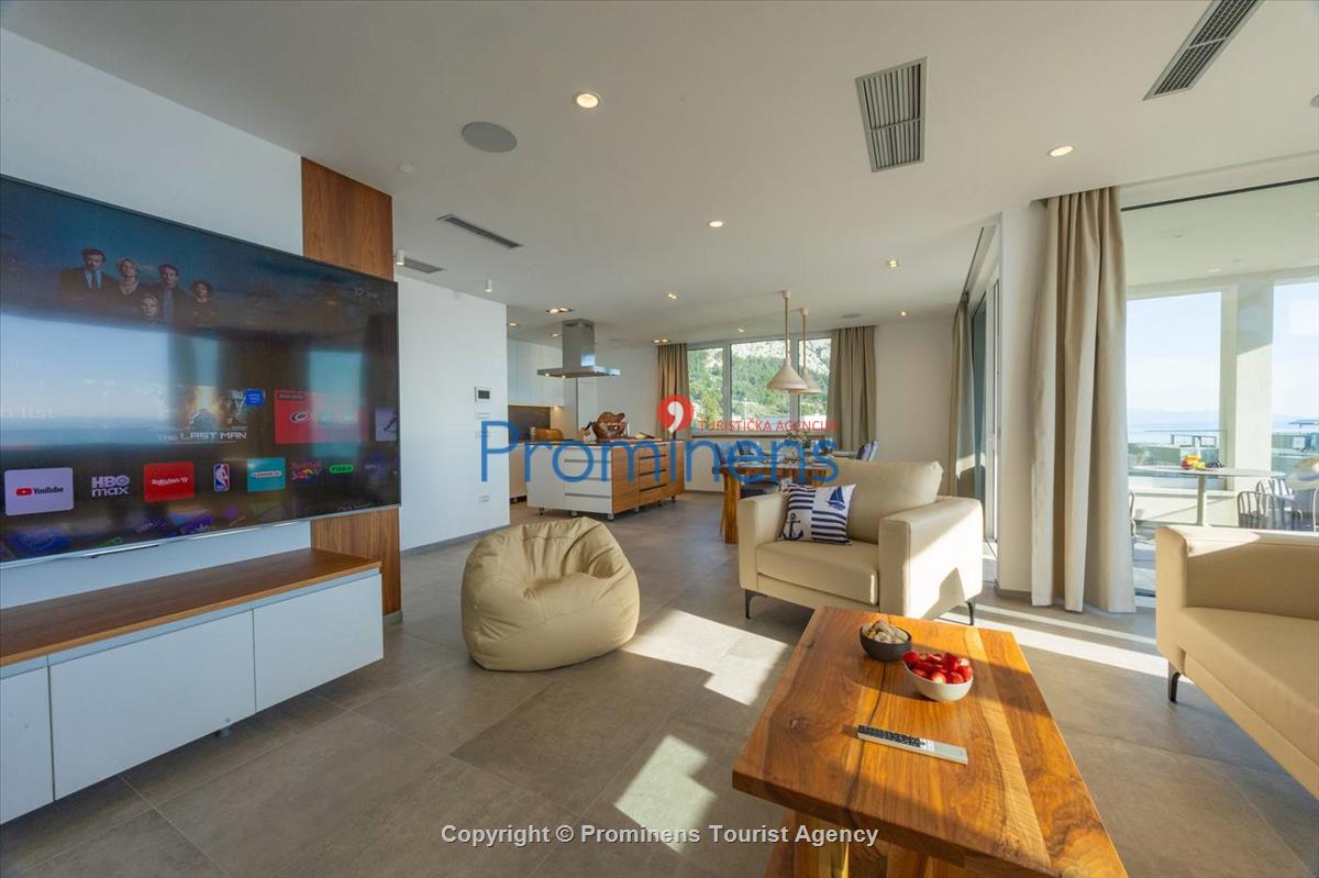 Luxus Penthouse Sara mit Meerblick, Dachterrasse mit Whirlpool, Sonnenliegen, Essbereich und Küche,  Parkplatz , E Ladestation inklusive. 