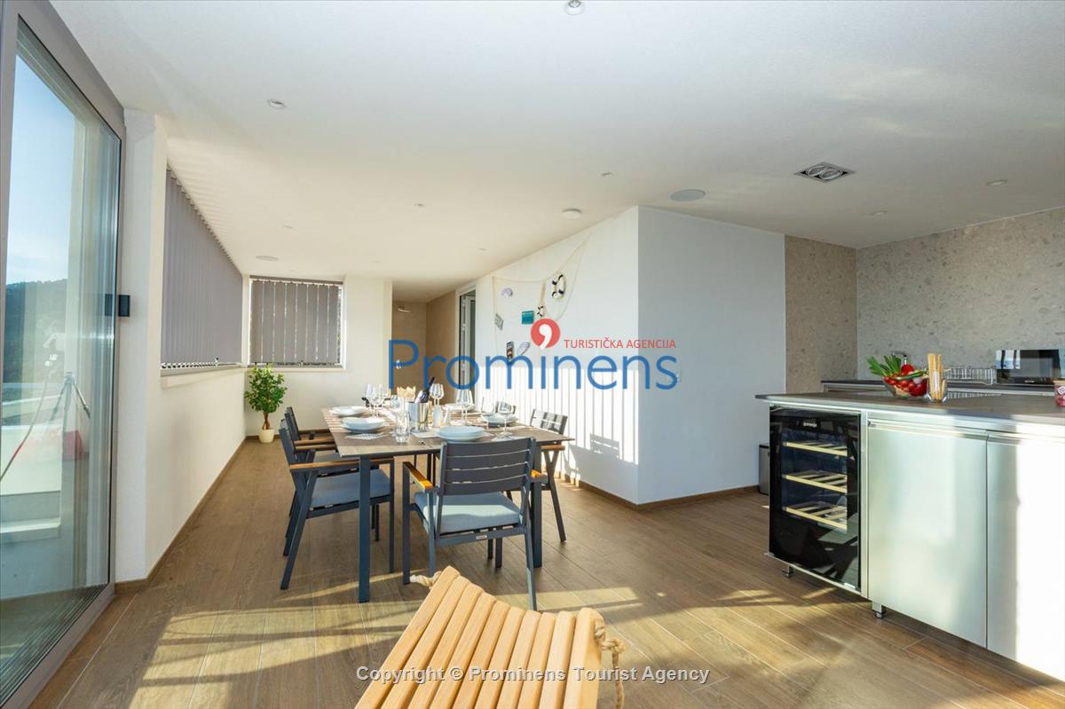 Luxus Penthouse Sara mit Meerblick, Dachterrasse mit Whirlpool, Sonnenliegen, Essbereich und Küche,  Parkplatz , E Ladestation inklusive. 