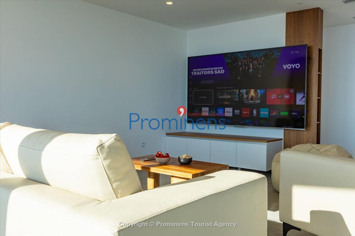 Luxus Penthouse Sara mit Meerblick, Dachterrasse mit Whirlpool, Sonnenliegen, Essbereich und Küche,  Parkplatz , E Ladestation inklusive. 