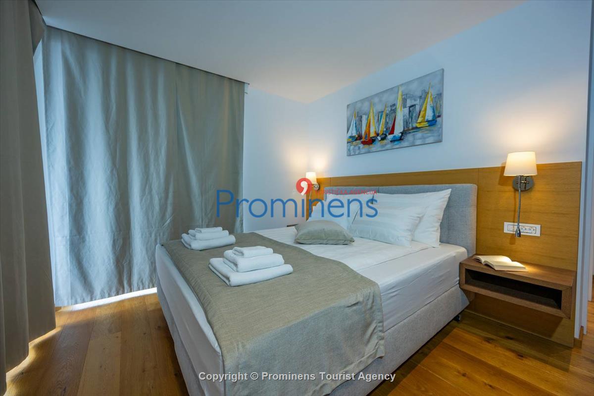 Luxus Penthouse Sara mit Meerblick, Dachterrasse mit Whirlpool, Sonnenliegen, Essbereich und Küche,  Parkplatz , E Ladestation inklusive. 