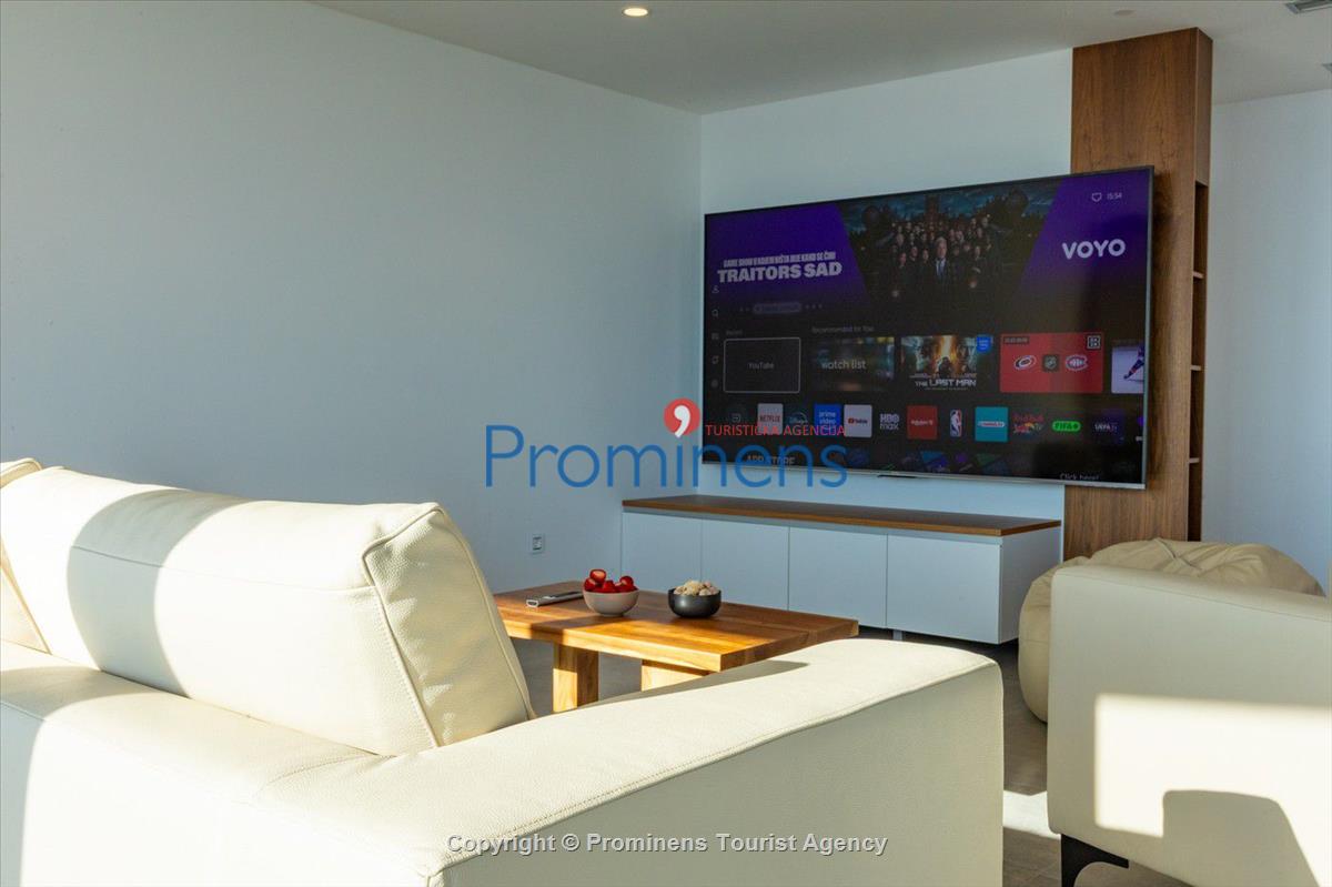 Luxus Penthouse Sara mit Meerblick, Dachterrasse mit Whirlpool, Sonnenliegen, Essbereich und Küche,  Parkplatz , E Ladestation inklusive. 