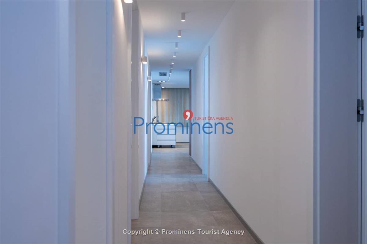 Luxus Penthouse Sara mit Meerblick, Dachterrasse mit Whirlpool, Sonnenliegen, Essbereich und Küche,  Parkplatz , E Ladestation inklusive. 