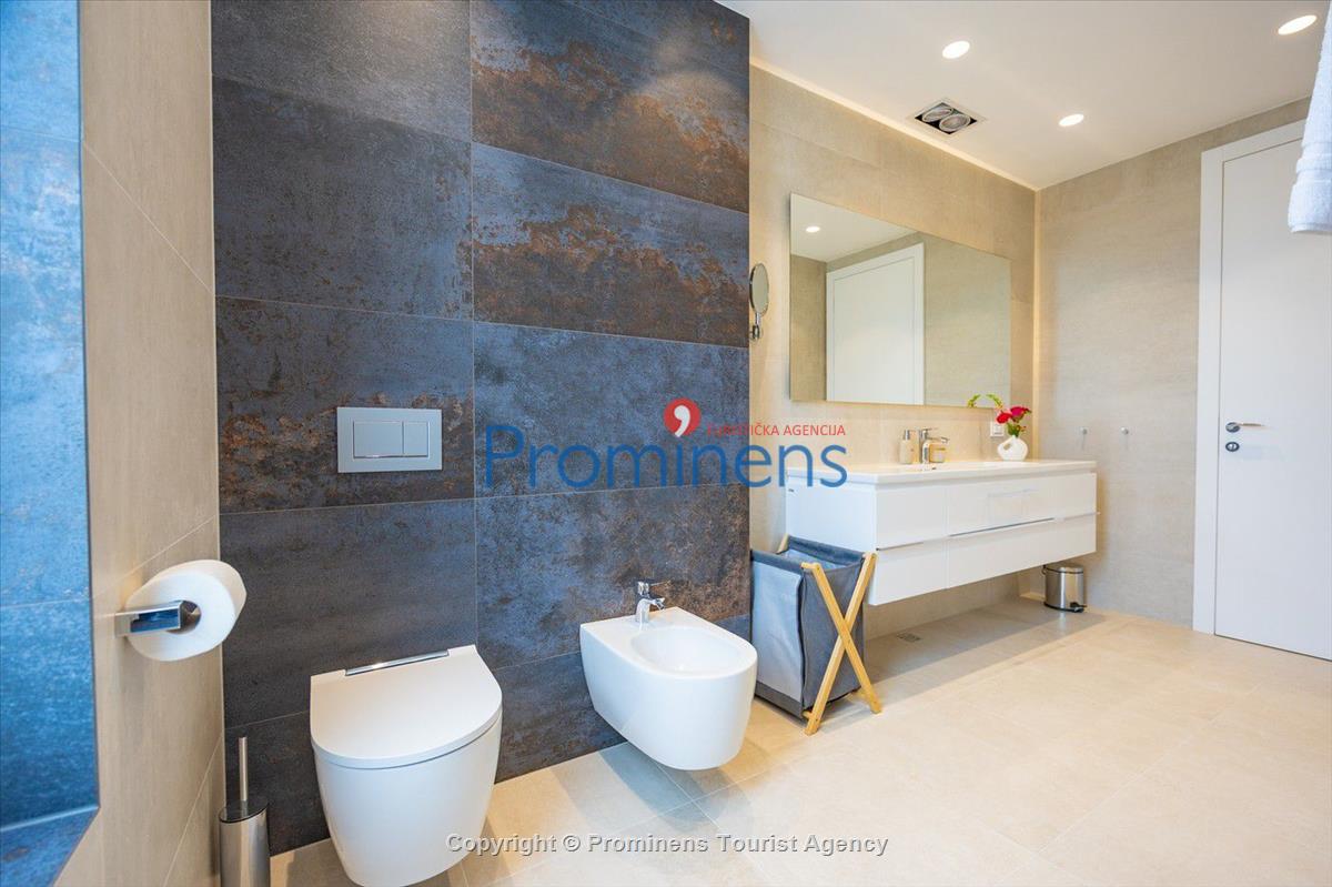 Luxus Penthouse Sara mit Meerblick, Dachterrasse mit Whirlpool, Sonnenliegen, Essbereich und Küche,  Parkplatz , E Ladestation inklusive. 