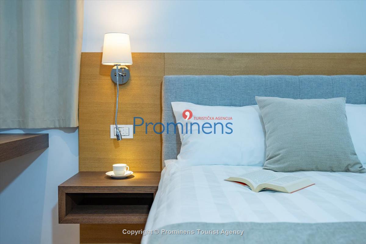 Luxus Penthouse Sara mit Meerblick, Dachterrasse mit Whirlpool, Sonnenliegen, Essbereich und Küche,  Parkplatz , E Ladestation inklusive. 