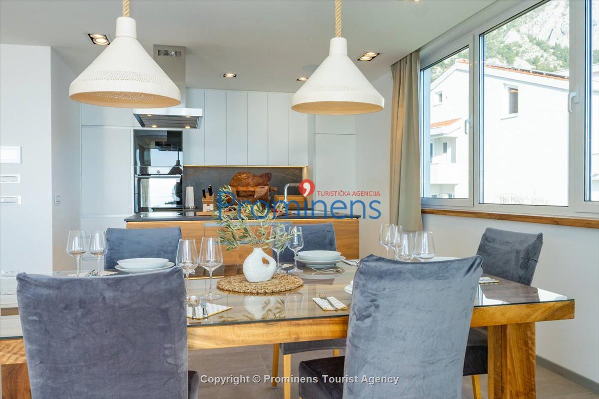 Luxus Penthouse Sara mit Meerblick, Dachterrasse mit Whirlpool, Sonnenliegen, Essbereich und Küche,  Parkplatz , E Ladestation inklusive. 