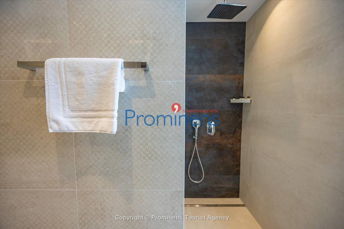 Luxus Penthouse Sara mit Meerblick, Dachterrasse mit Whirlpool, Sonnenliegen, Essbereich und Küche,  Parkplatz , E Ladestation inklusive. 