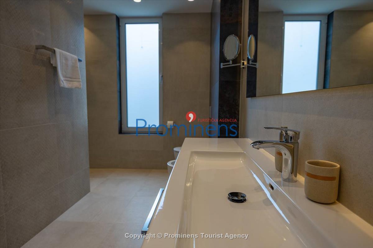 Luxus Penthouse Sara mit Meerblick, Dachterrasse mit Whirlpool, Sonnenliegen, Essbereich und Küche,  Parkplatz , E Ladestation inklusive. 