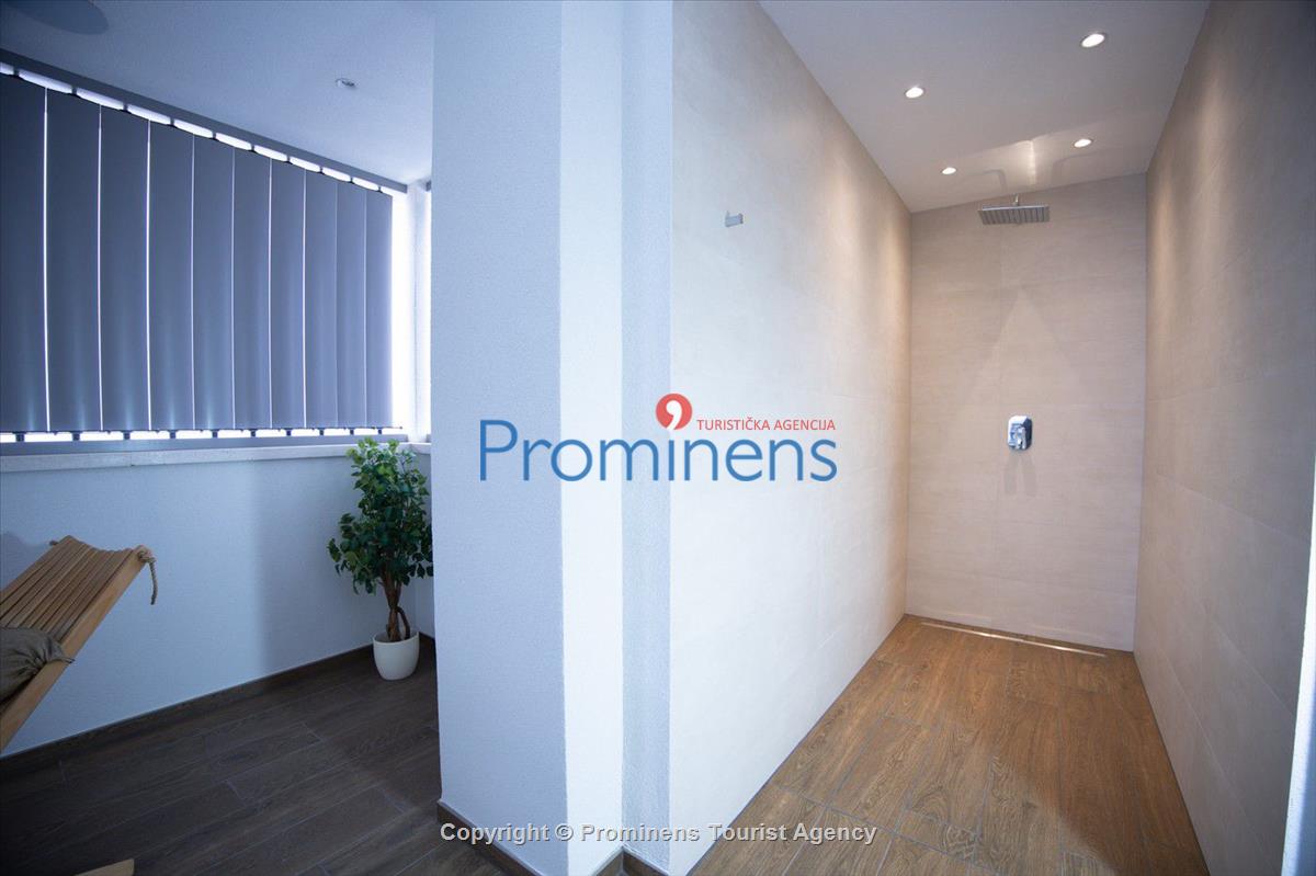 Luxus Penthouse Sara mit Meerblick, Dachterrasse mit Whirlpool, Sonnenliegen, Essbereich und Küche,  Parkplatz , E Ladestation inklusive. 