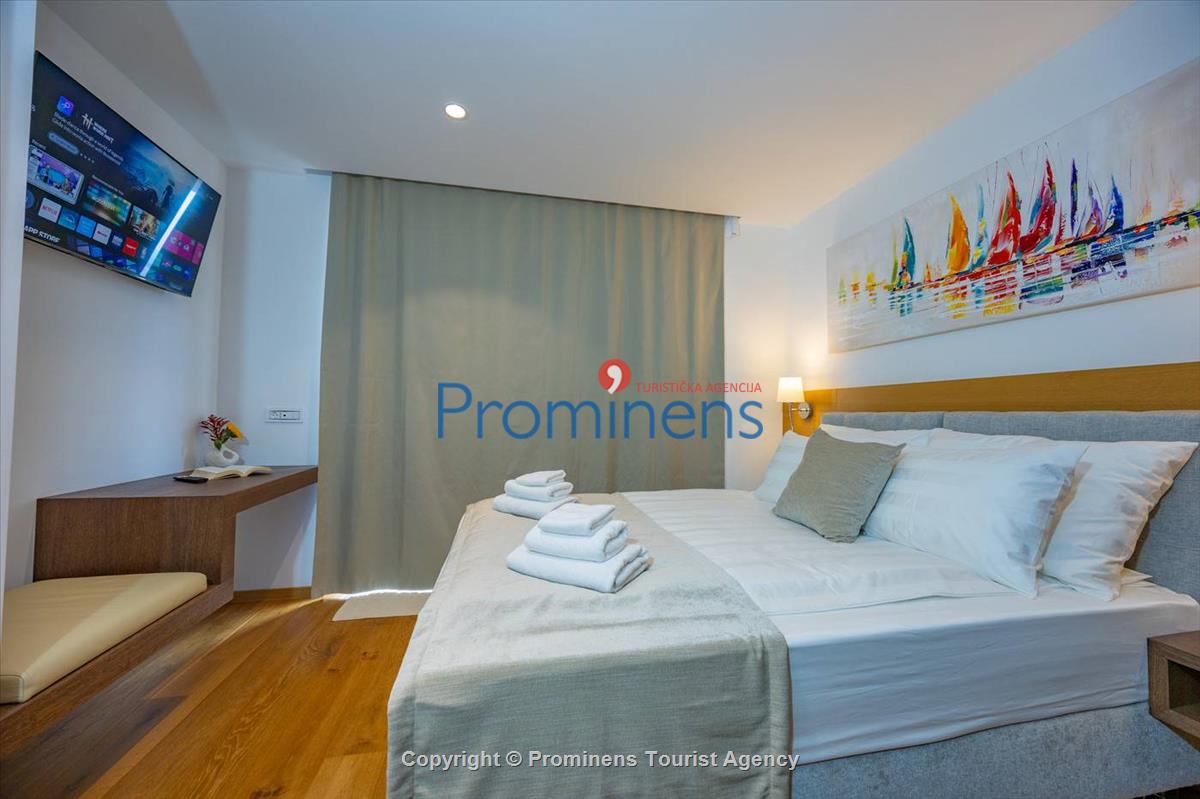 Luxus Penthouse Sara mit Meerblick, Dachterrasse mit Whirlpool, Sonnenliegen, Essbereich und Küche,  Parkplatz , E Ladestation inklusive. 