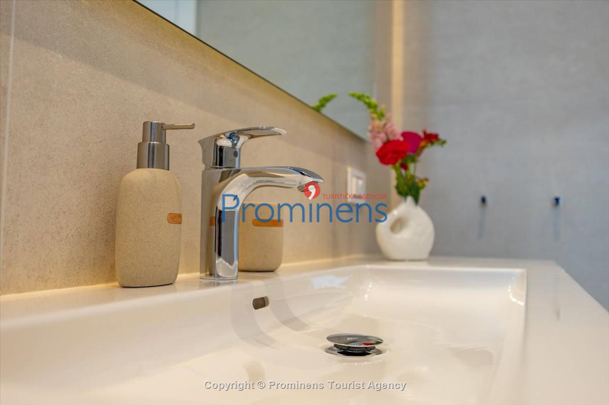 Luxus Penthouse Sara mit Meerblick, Dachterrasse mit Whirlpool, Sonnenliegen, Essbereich und Küche,  Parkplatz , E Ladestation inklusive. 