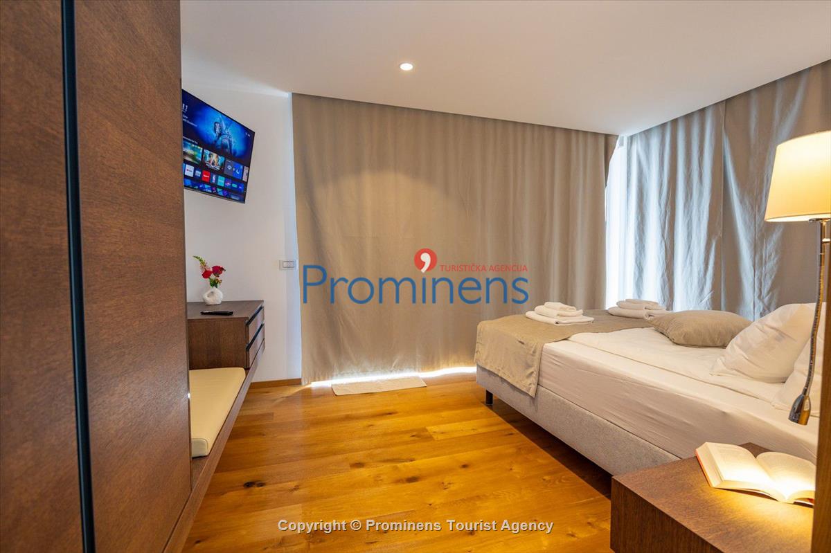 Luxus Penthouse Sara mit Meerblick, Dachterrasse mit Whirlpool, Sonnenliegen, Essbereich und Küche,  Parkplatz , E Ladestation inklusive. 