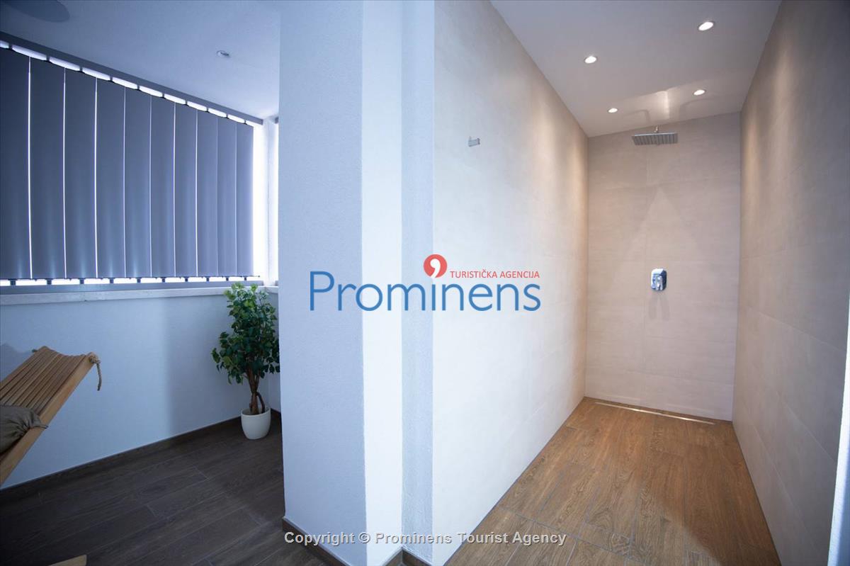 Luxus Penthouse Sara mit Meerblick, Dachterrasse mit Whirlpool, Sonnenliegen, Essbereich und Küche,  Parkplatz , E Ladestation inklusive. 