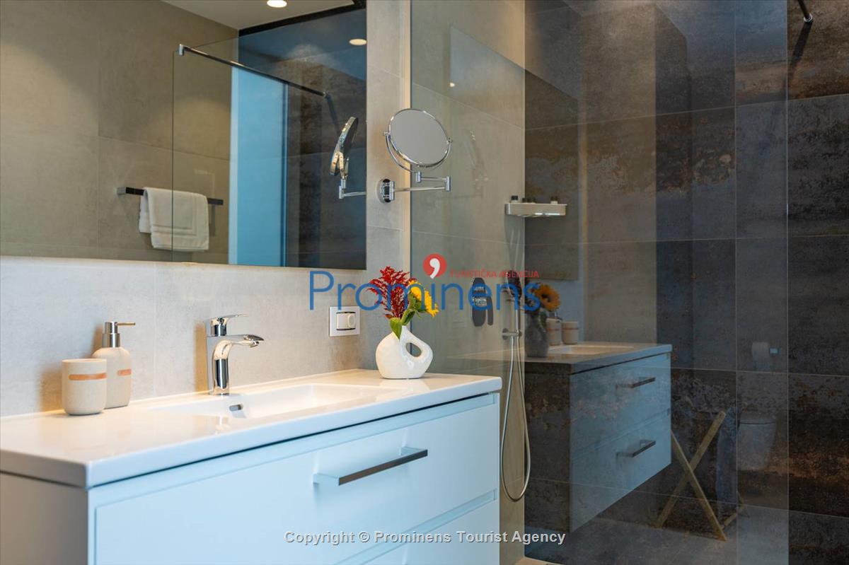 Luxus Penthouse Sara mit Meerblick, Dachterrasse mit Whirlpool, Sonnenliegen, Essbereich und Küche,  Parkplatz , E Ladestation inklusive. 