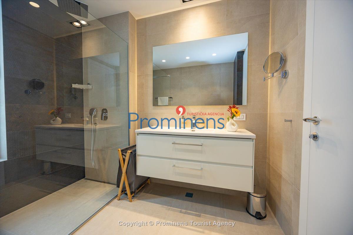 Luxus Penthouse Sara mit Meerblick, Dachterrasse mit Whirlpool, Sonnenliegen, Essbereich und Küche,  Parkplatz , E Ladestation inklusive. 