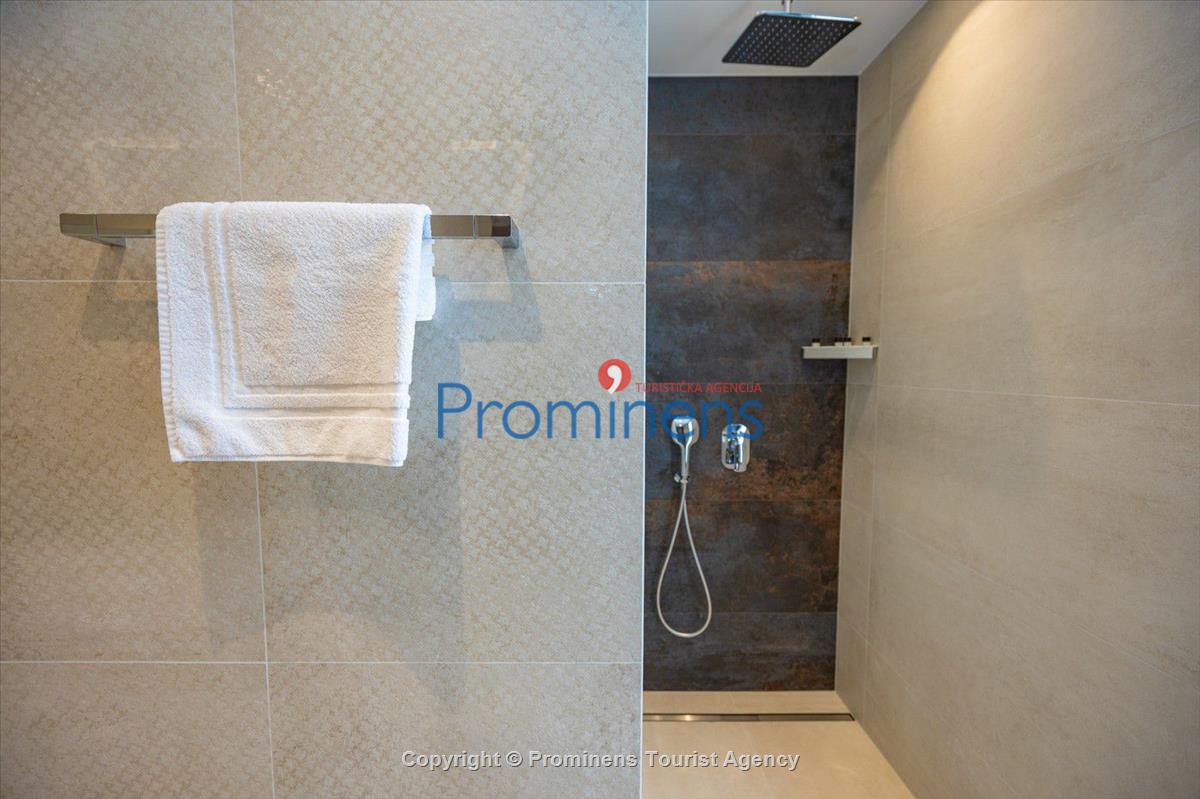 Luxus Penthouse Sara mit Meerblick, Dachterrasse mit Whirlpool, Sonnenliegen, Essbereich und Küche,  Parkplatz , E Ladestation inklusive. 