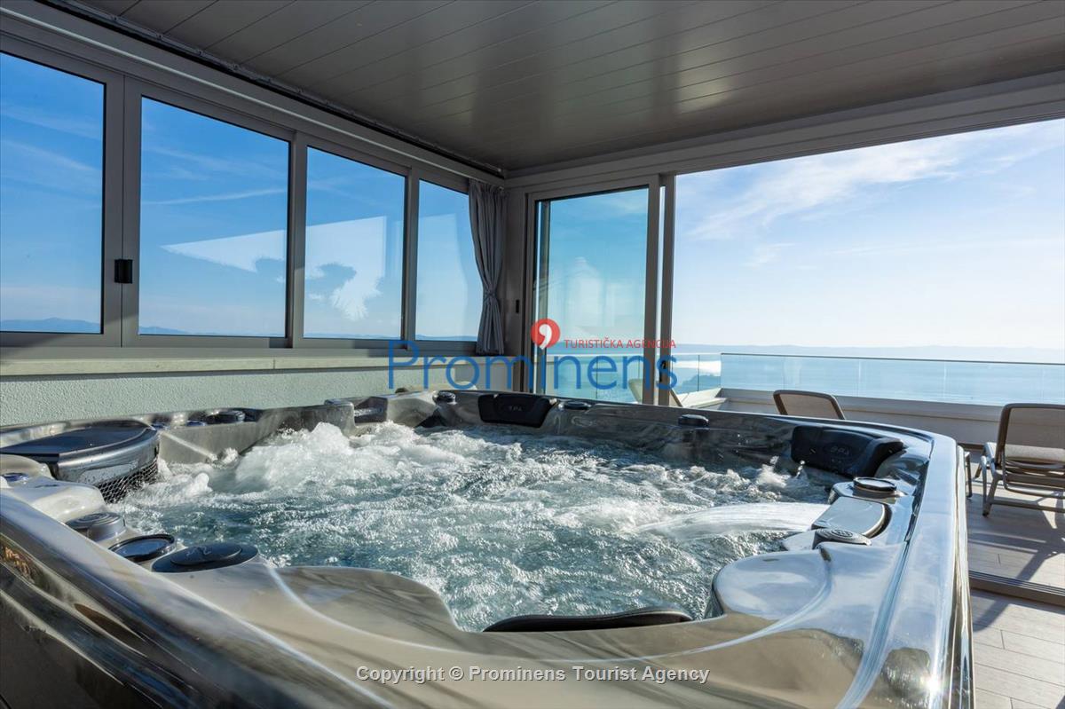 Luxus Penthouse Sara mit Meerblick, Dachterrasse mit Whirlpool, Sonnenliegen, Essbereich und Küche,  Parkplatz , E Ladestation inklusive. 