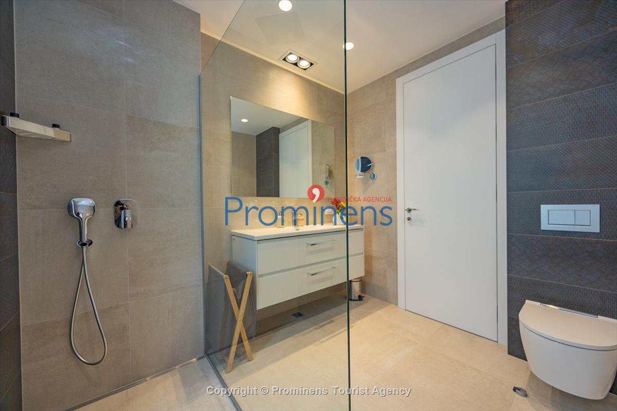 Luxus Penthouse Sara mit Meerblick, Dachterrasse mit Whirlpool, Sonnenliegen, Essbereich und Küche,  Parkplatz , E Ladestation inklusive. 