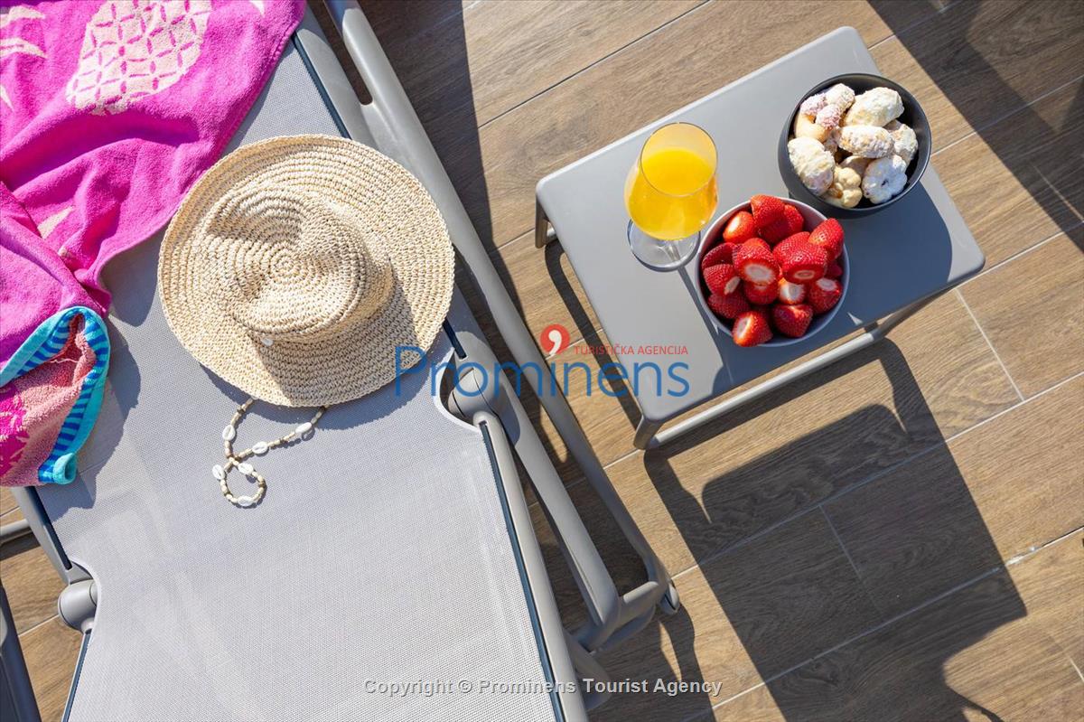 Luxus Penthouse Sara mit Meerblick, Dachterrasse mit Whirlpool, Sonnenliegen, Essbereich und Küche,  Parkplatz , E Ladestation inklusive. 