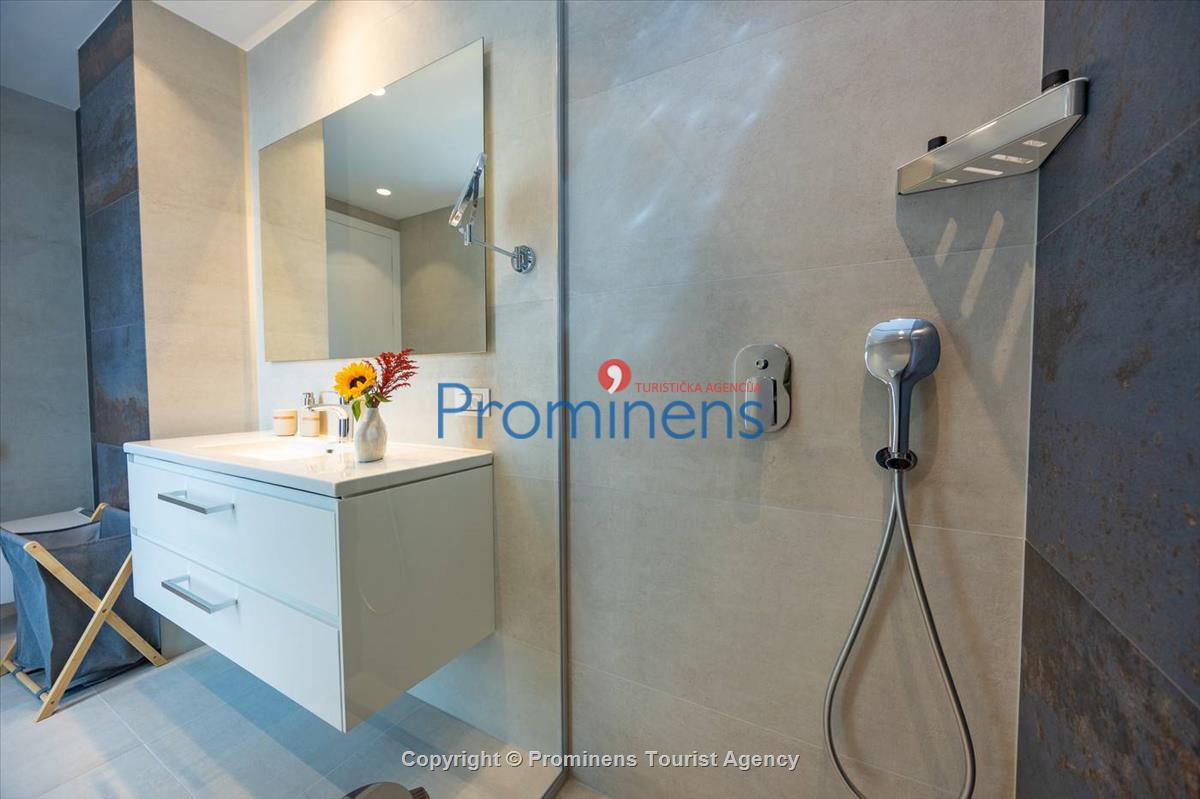 Luxus Penthouse Sara mit Meerblick, Dachterrasse mit Whirlpool, Sonnenliegen, Essbereich und Küche,  Parkplatz , E Ladestation inklusive. 