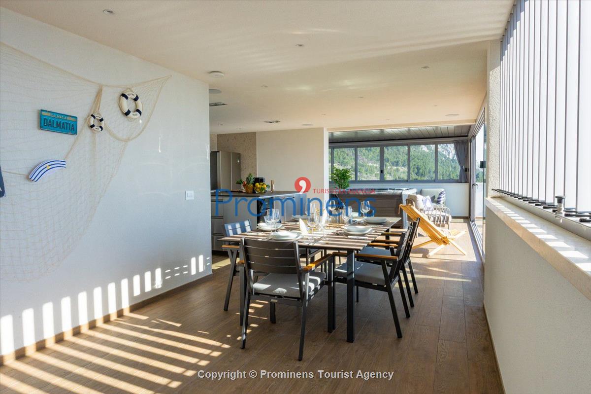 Luxus Penthouse Sara mit Meerblick, Dachterrasse mit Whirlpool, Sonnenliegen, Essbereich und Küche,  Parkplatz , E Ladestation inklusive. 