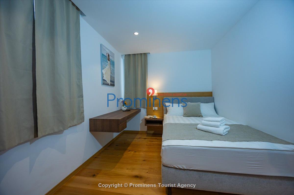 Luxus Penthouse Sara mit Meerblick, Dachterrasse mit Whirlpool, Sonnenliegen, Essbereich und Küche,  Parkplatz , E Ladestation inklusive. 