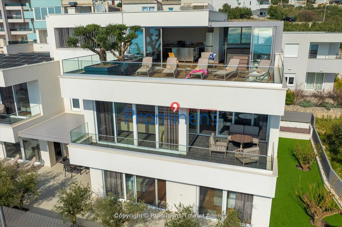 Luxus Penthouse Sara mit Meerblick, Dachterrasse mit Whirlpool, Sonnenliegen, Essbereich und Küche,  Parkplatz , E Ladestation inklusive. 