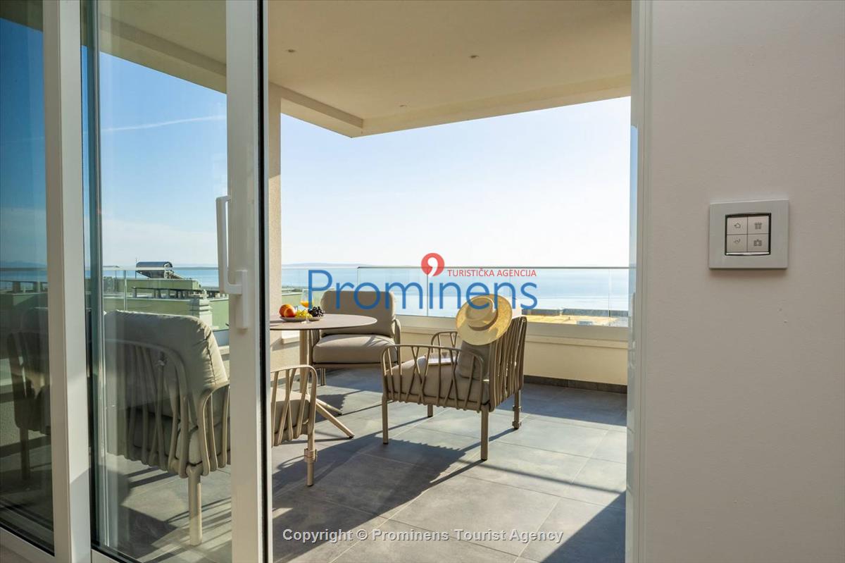 Luxus Penthouse Sara mit Meerblick, Dachterrasse mit Whirlpool, Sonnenliegen, Essbereich und Küche,  Parkplatz , E Ladestation inklusive. 