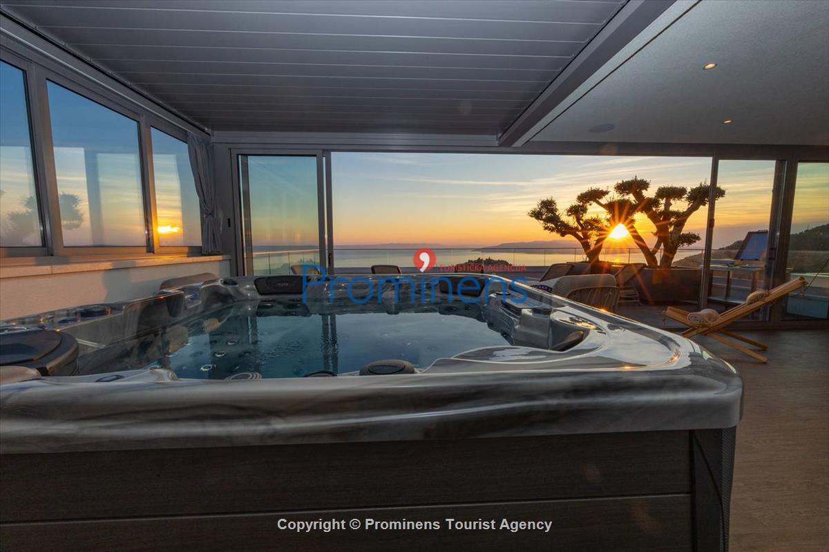 Luxus Penthouse Sara mit Meerblick, Dachterrasse mit Whirlpool, Sonnenliegen, Essbereich und Küche,  Parkplatz , E Ladestation inklusive. 