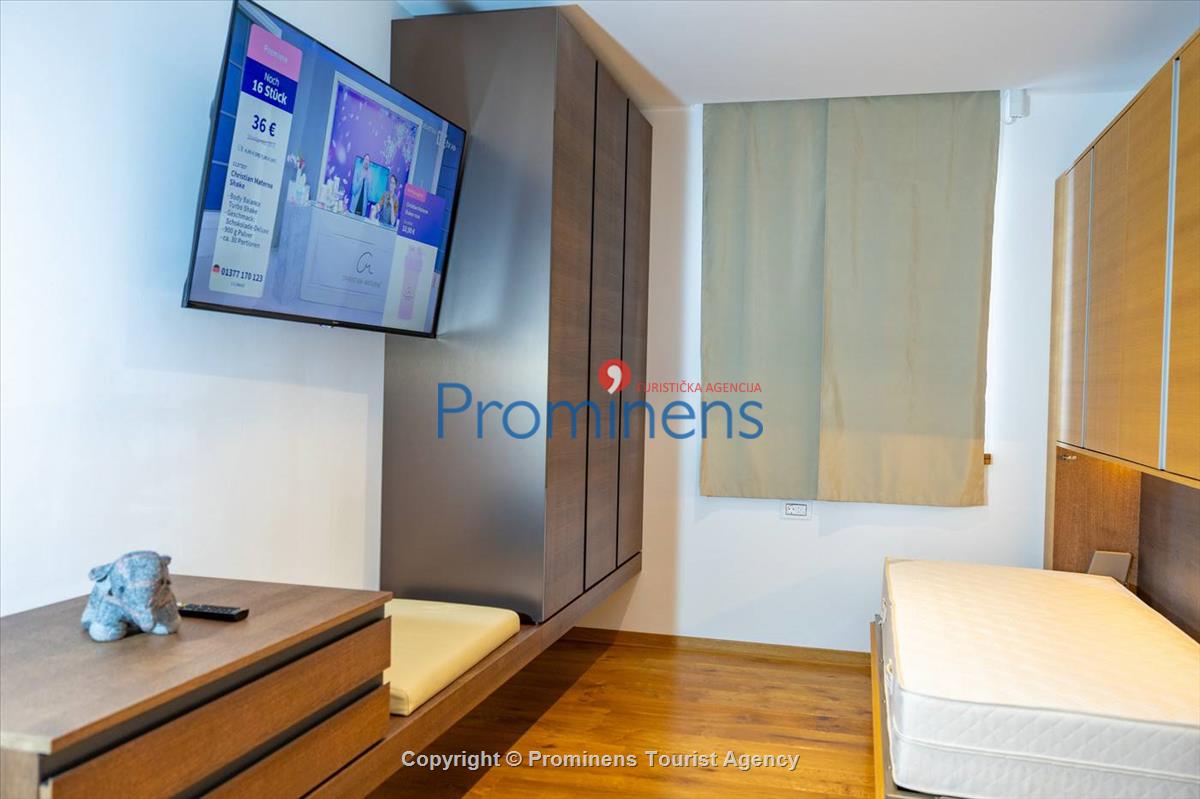 Luxus Penthouse Sara mit Meerblick, Dachterrasse mit Whirlpool, Sonnenliegen, Essbereich und Küche,  Parkplatz , E Ladestation inklusive. 