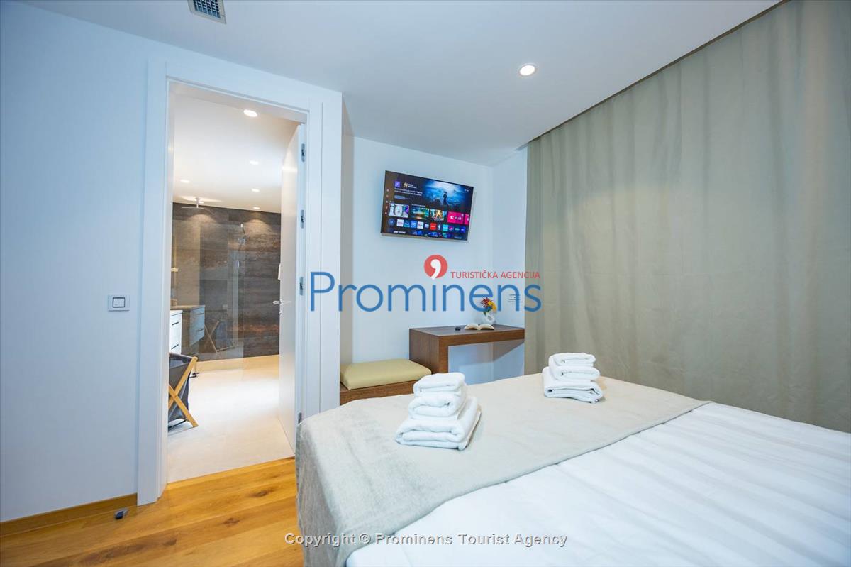 Luxus Penthouse Sara mit Meerblick, Dachterrasse mit Whirlpool, Sonnenliegen, Essbereich und Küche,  Parkplatz , E Ladestation inklusive. 