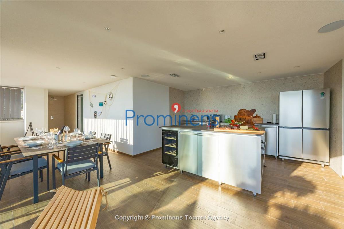 Luxus Penthouse Sara mit Meerblick, Dachterrasse mit Whirlpool, Sonnenliegen, Essbereich und Küche,  Parkplatz , E Ladestation inklusive. 