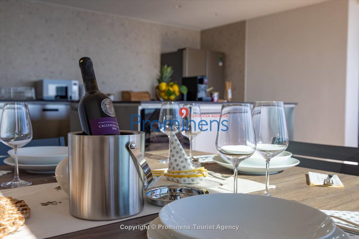 Luxus Penthouse Sara mit Meerblick, Dachterrasse mit Whirlpool, Sonnenliegen, Essbereich und Küche,  Parkplatz , E Ladestation inklusive. 