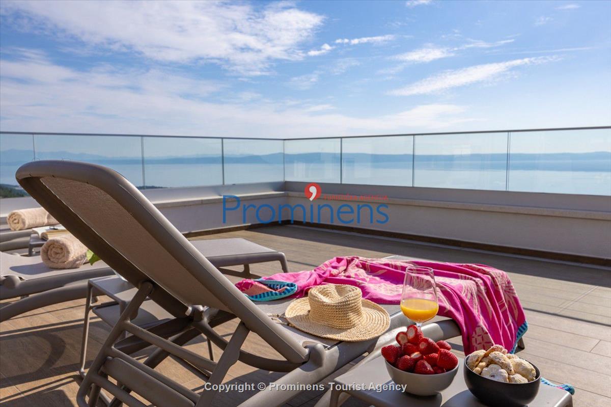 Luxus Penthouse Sara mit Meerblick, Dachterrasse mit Whirlpool, Sonnenliegen, Essbereich und Küche,  Parkplatz , E Ladestation inklusive. 