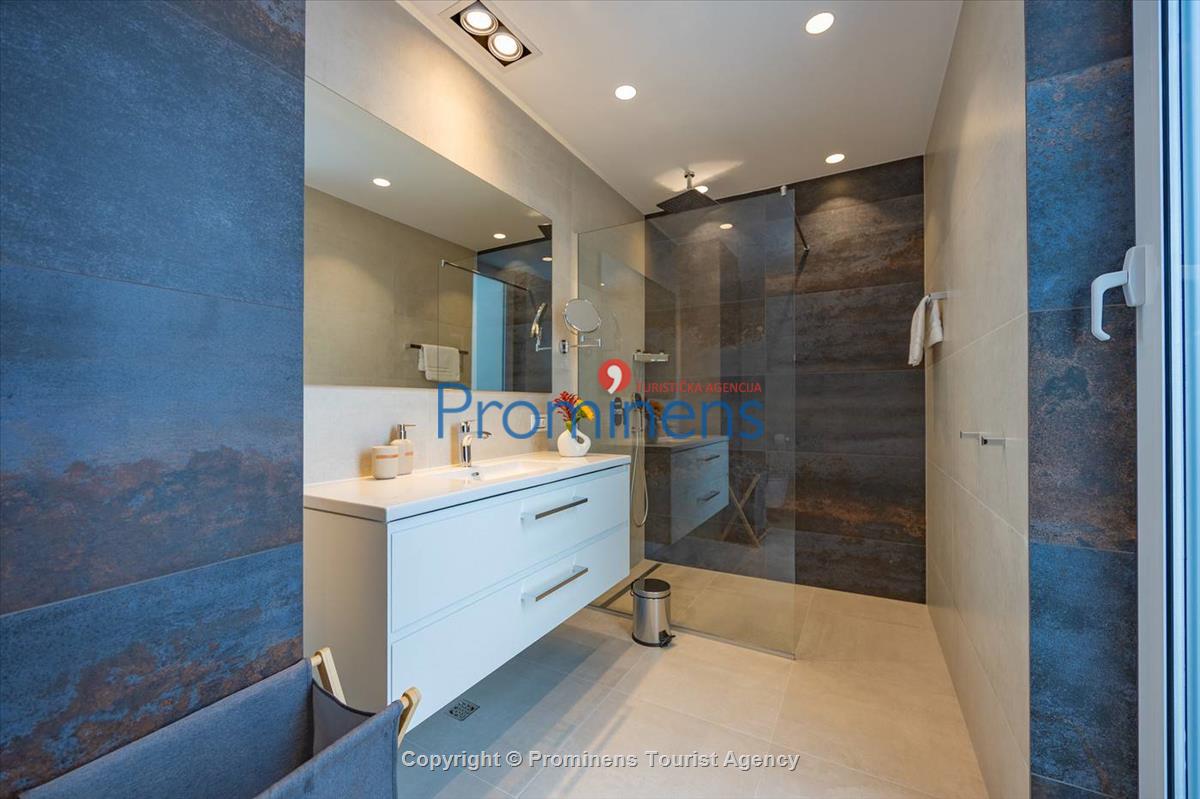 Luxus Penthouse Sara mit Meerblick, Dachterrasse mit Whirlpool, Sonnenliegen, Essbereich und Küche,  Parkplatz , E Ladestation inklusive. 