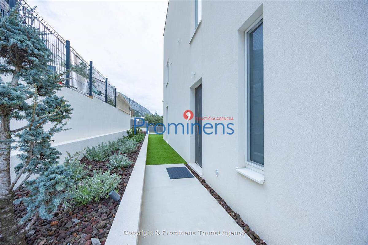 Luxus Penthouse Sara mit Meerblick, Dachterrasse mit Whirlpool, Sonnenliegen, Essbereich und Küche,  Parkplatz , E Ladestation inklusive. 