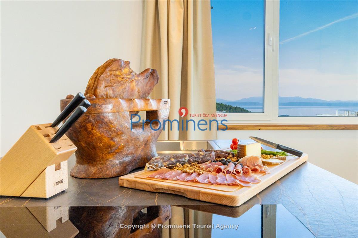 Luxus Penthouse Sara mit Meerblick, Dachterrasse mit Whirlpool, Sonnenliegen, Essbereich und Küche,  Parkplatz , E Ladestation inklusive. 