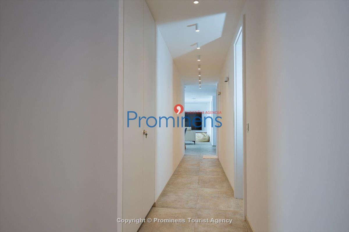 Pool apartment Maja & Petra Makarska