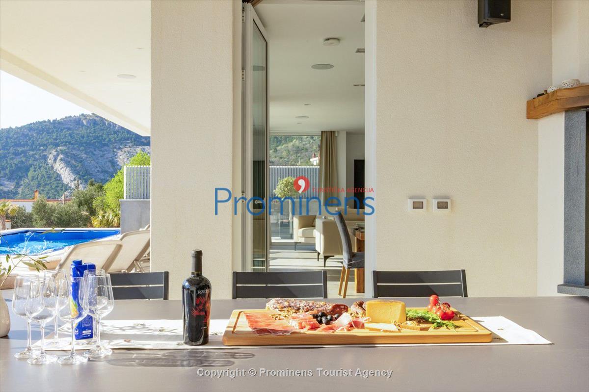 Pool apartment Maja & Petra Makarska